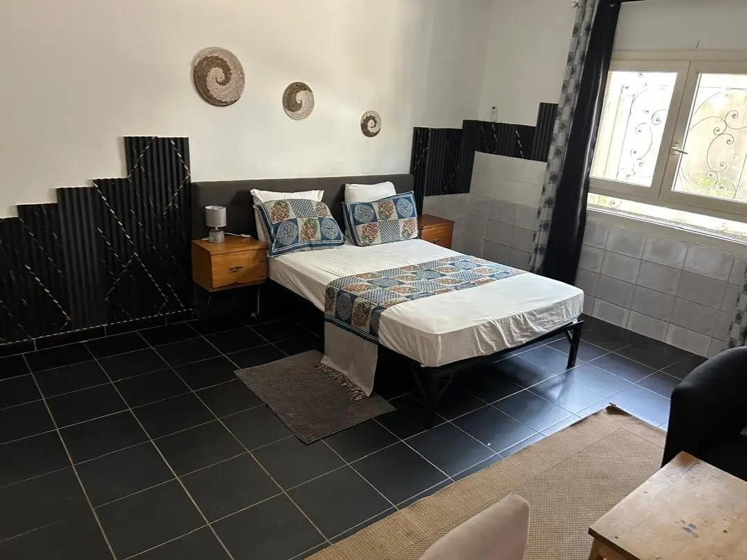 Lit double sur carrelage noir